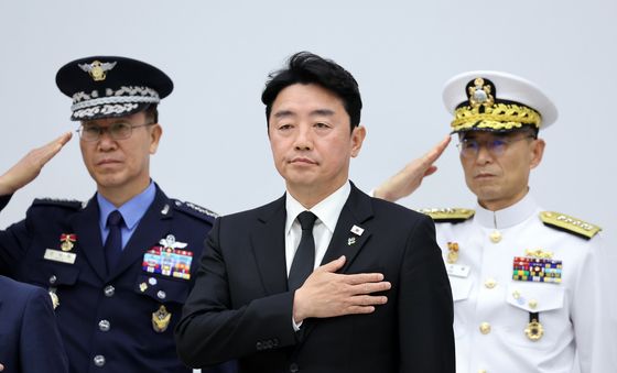국민의례하는 강훈식 비서실장