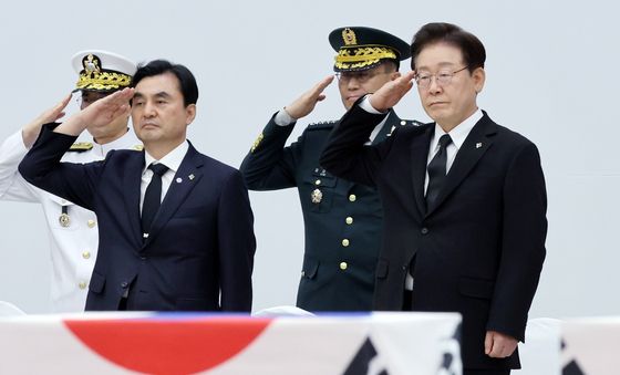 한미 전사자 유해 향해 경례하는 이재명 대통령