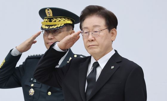경례하는 이재명 대통령