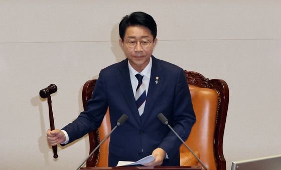 의사봉 두드리는 조정식 신임 국회의장