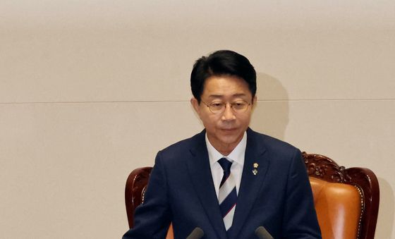 의사봉 두드리는 조정식 신임 국회의장