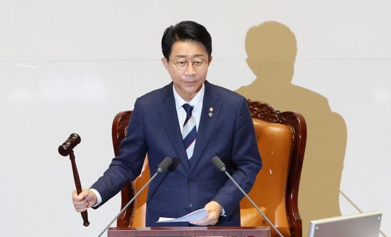 의사봉 두드리는 조정식 신임 국회의장