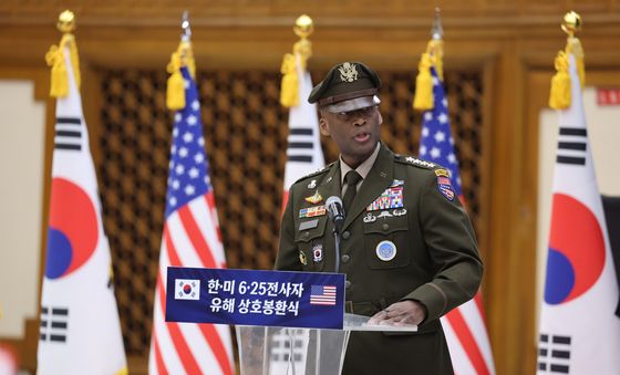 기념사하는 제이비어 브런슨 사령관