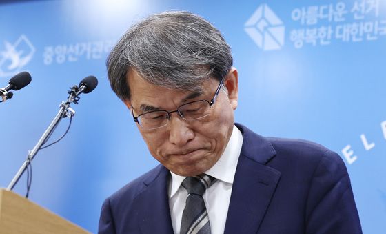 물러나는 노태악 위원장