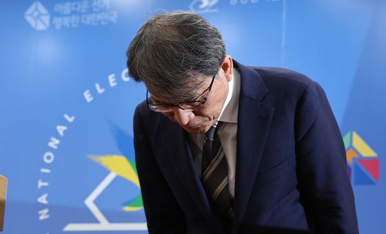 고개숙인 노태악 중앙선관위원장