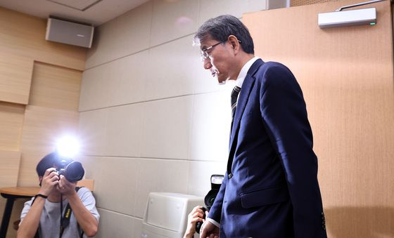 회견장 들어서는 노태악 선관위원장