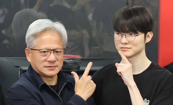 포즈 취하는 젠슨 황과 페이커