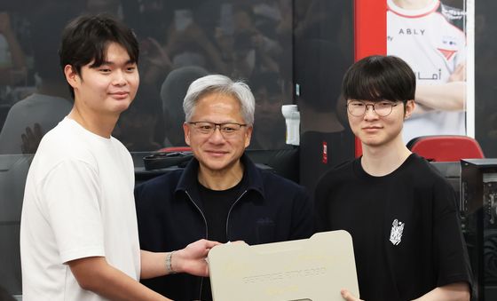 팬과 기념 촬영하는 젠슨 황·페이커