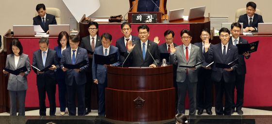 22대 국회에서 선서하는 재보궐 당선 국회의원들