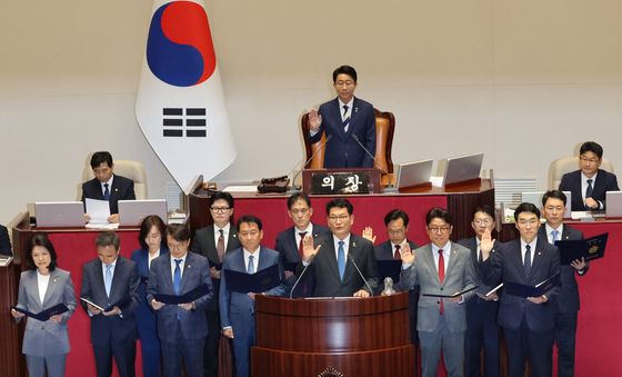 22대 국회에서 선서하는 재보궐 당선 국회의원들