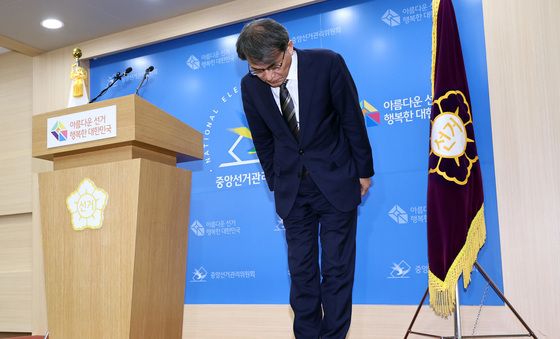 '투표지 부족 사태' 고개 숙인 노태악 선관위원장