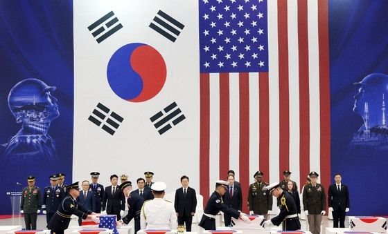 이재명 대통령, '한미 6·25 유해 상호봉환식' 관포 호위