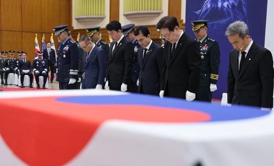 한미 전사자 유해 앞 묵념하는 이재명 대통령