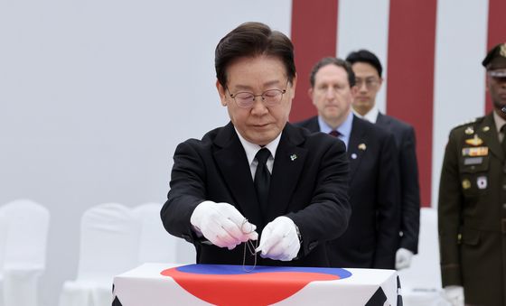 전사자 유해에 무명 군번줄 수여하는 이재명 대통령