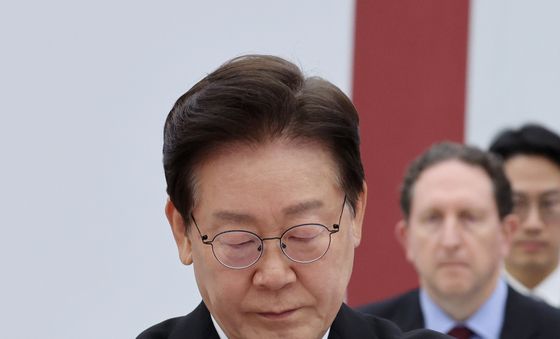 무명 군번줄 수여하는 이재명 대통령