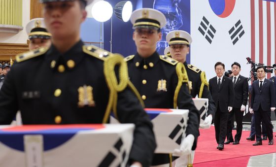 전사자 유해 봉송 뒤따르는 이재명 대통령