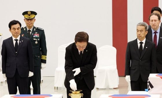 한미 전사자 유해 앞 분향하는 이재명 대통령