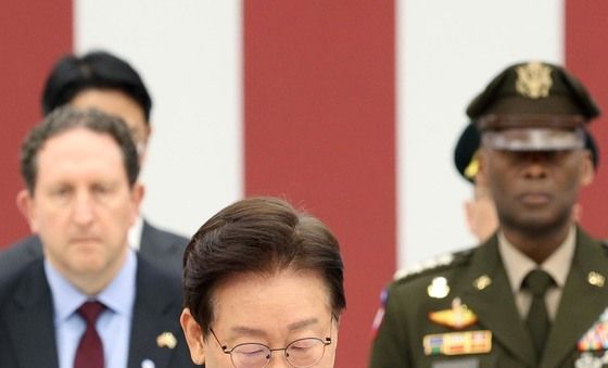 이재명 대통령, 전사자 유해에 무명 군번줄 수여