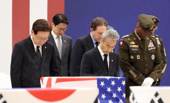 이재명 대통령, 한미 6·25전사자 향해 묵념