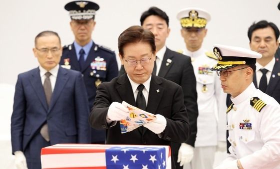 전사자 유해에 아리랑 스카프 수여하는 이재명 대통령
