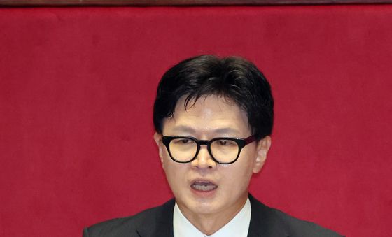 본회의장에서 인사말하는 한동훈 의원