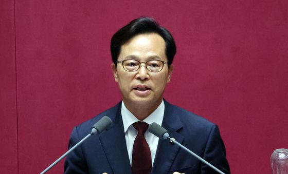 인사말하는 윤용근 의원