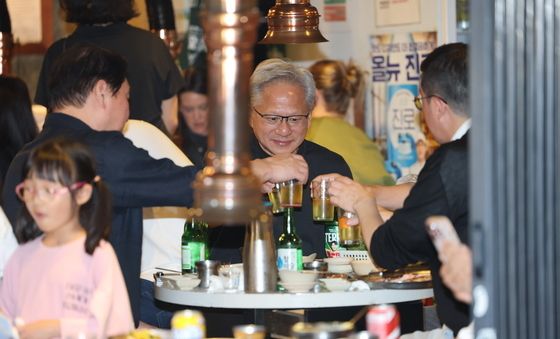 기업인들과 잔 부딪치는 젠슨 황 CEO