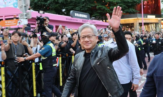시민들 환호에 답하는 젠슨 황 CEO