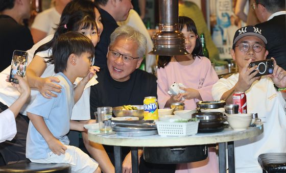 셀카 요청 응하는 젠슨 황 CEO