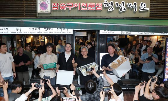 고깃집 앞 기업 총수들과 '엄지 척'하는 젠슨 황 CEO