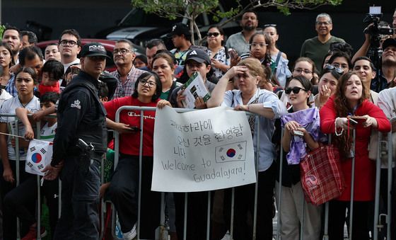 대표팀 선수들 기다리는 멕시코 현지 팬들
