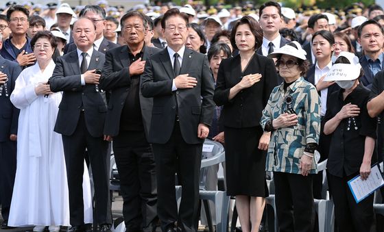 국민의례 하는 이재명 대통령