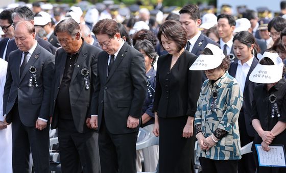 묵념하는 이재명 대통령·김혜경 여사
