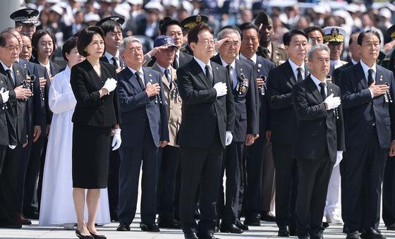 현충탑 참배 나선 이재명 대통령
