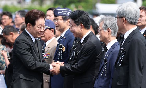 인사하는 이재명 대통령·조정식 국회의장