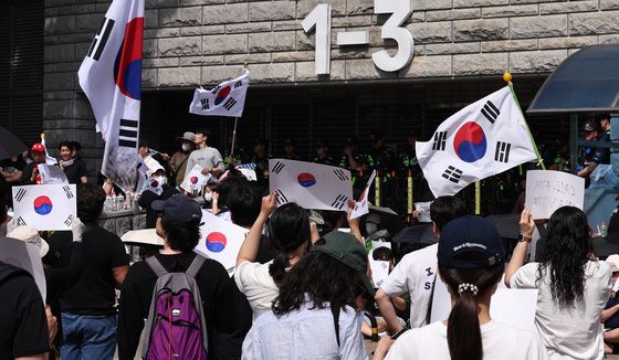 태극기 들고 개표소 에워싼 시민들