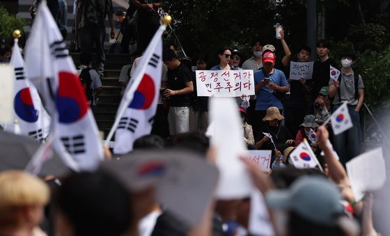 태극기 들고 '재선거' 요구