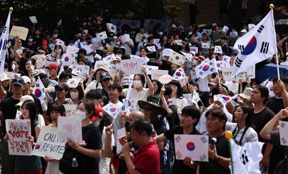 태극기 흔들며 '재선거' 요구