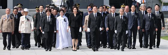 현충탑 참배 마친 이재명 대통령