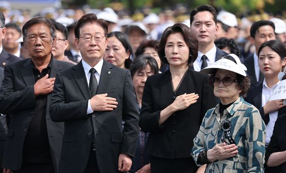 국민의례 하는 이재명 대통령·김혜경 여사