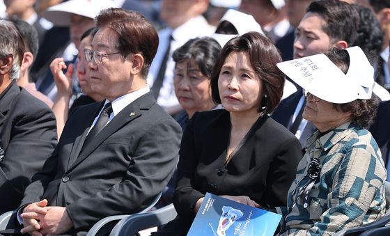 유가족 위로하는 김혜경 여사