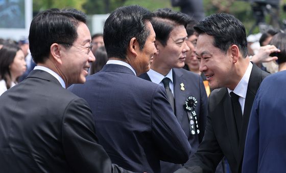 인사 나누는 조정식 국회의장·장동혁 대표