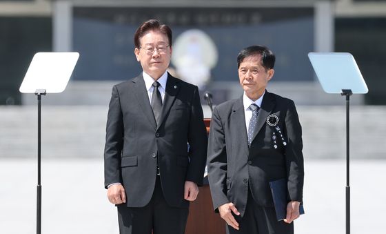 이재명 대통령, 고 이재석 경사 부친에게 국가유공자 증서 수여