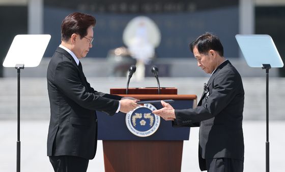 국가유공자 증서 수여하는 이재명 대통령