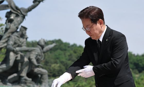 현충탑에 분향하는 이재명 대통령