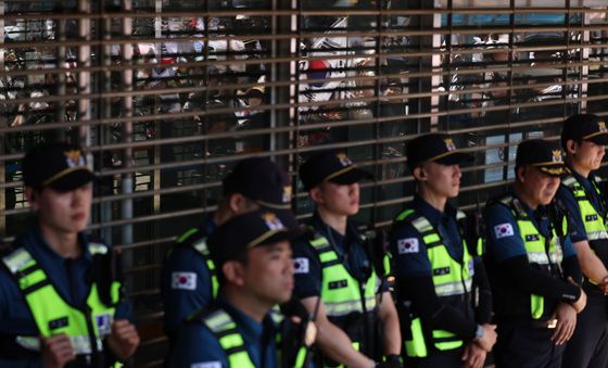 잠실 개표소 봉쇄 시위…선관위 직원 수십명 이틀째 고립