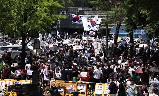 송파 개표소 앞 불어난 인파