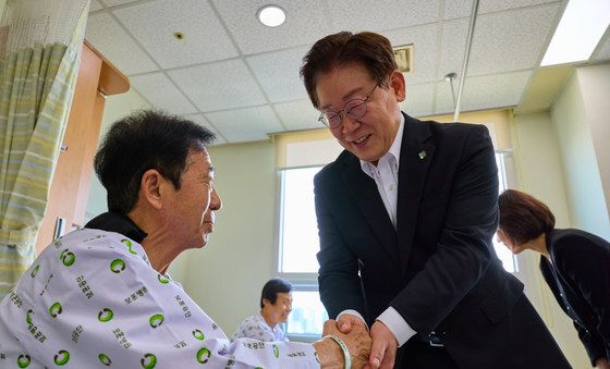 이재명 대통령, 중앙보훈병원 위문