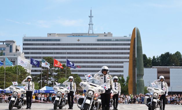 '시민들꼐 대하여 경례'