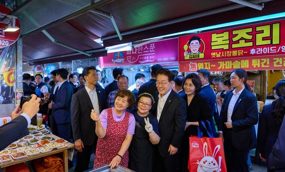 상인들과 기념촬영 하는 이재명 대통령